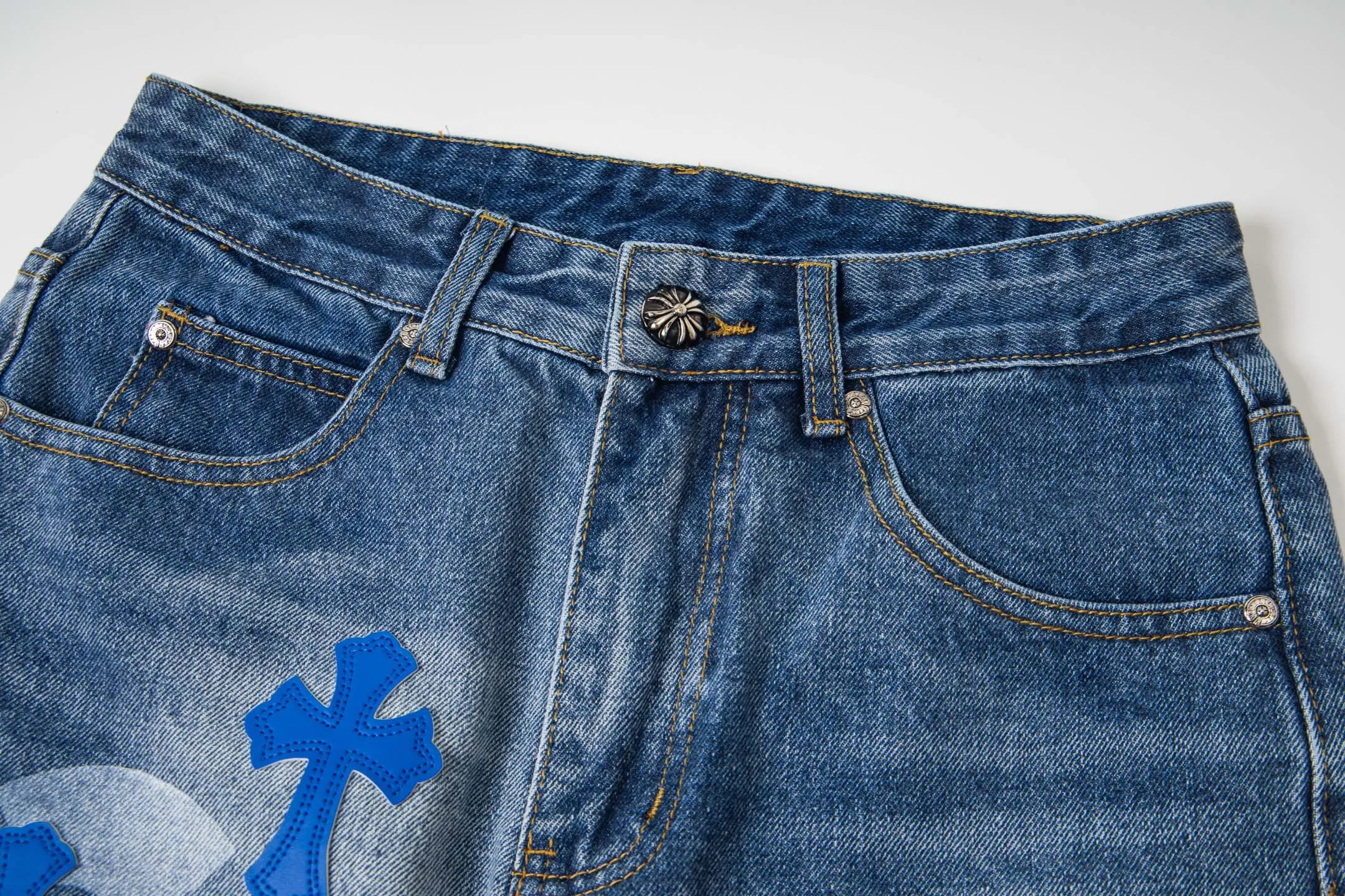 P260 Chrome Hearts washed graffiti blue cross couple jeans are a hot trend this season and are sought after by countless celebrities and fashionistas. The neat details of the cutting process add color to the playful fashion! The neat and meticulous design, and the well-fitting structure is unique. The upper body not only has outstanding recognition, but also looks younger and younger. A style with the ultimate wearing meaning and performance, gorgeous color matching, and the craftsmanship of this style is also extremely extraordinary. After the finished product is washed, it is disassembled and hand-made with sheepskin cross leather and then spliced ​​together to complete. The whole piece has too many craftsmanship to describe. It is decorated with patchwork cross flowers and high-waisted washed jeans! ! Absolutely high-end luxury product, a god-level single product, a super popular product, made by top heavy industry, a magic weapon that cannot be missed to hit the streets. Style number: 1834# Size: 28 30 32 34 Color: blue